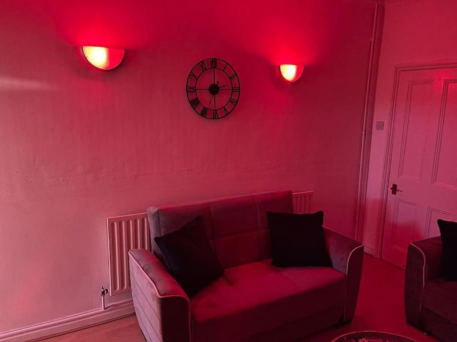 3 Bedrooms Comfortable Home With Jacuzzi Hot Tub Sleeps 10 Leicester Exteriér fotografie