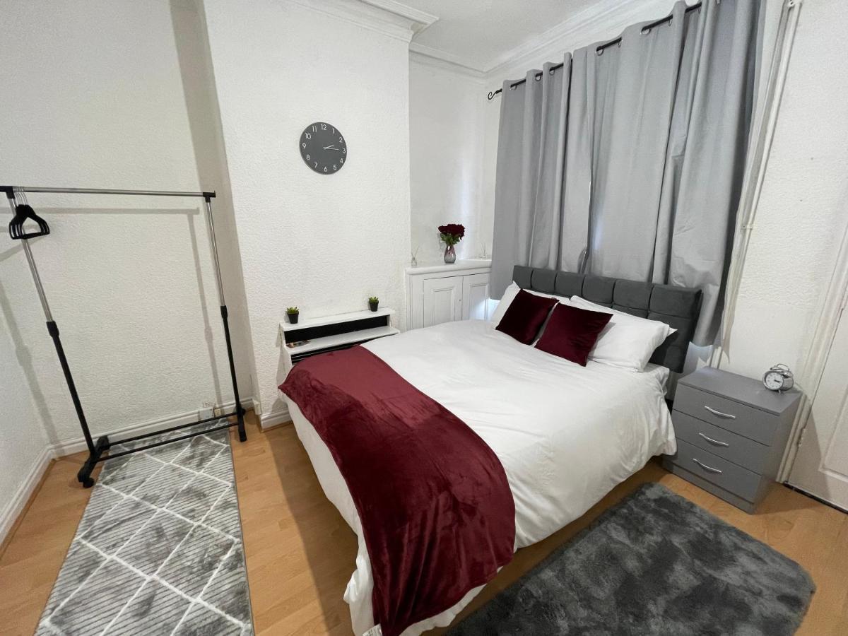3 Bedrooms Comfortable Home With Jacuzzi Hot Tub Sleeps 10 Leicester Exteriér fotografie