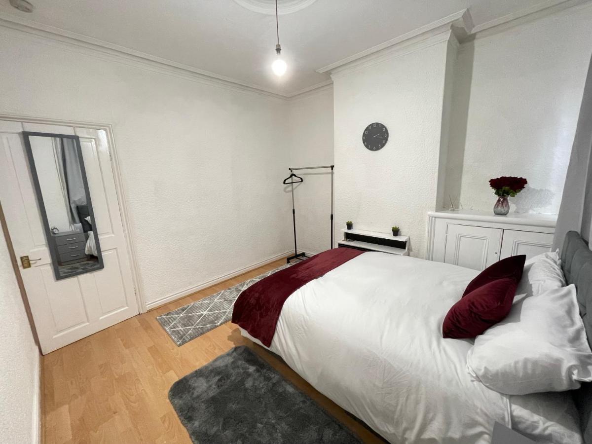 3 Bedrooms Comfortable Home With Jacuzzi Hot Tub Sleeps 10 Leicester Exteriér fotografie