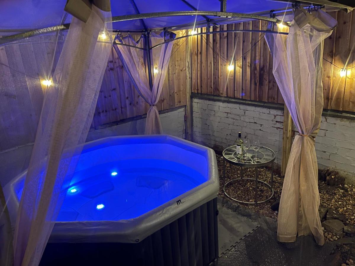 3 Bedrooms Comfortable Home With Jacuzzi Hot Tub Sleeps 10 Leicester Exteriér fotografie